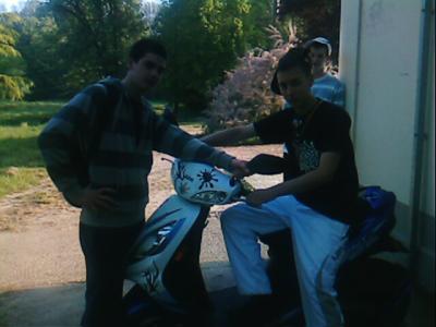 moi et vin'c sur un scoot a arcy